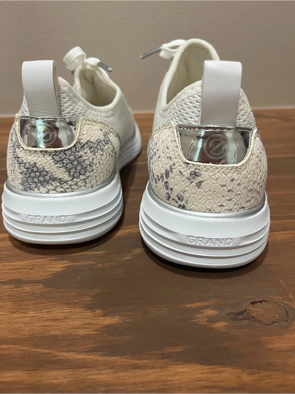 Cole Haan Grandsport Lace Up Tennis Shoe Womens Size 8 W23315 White Snake